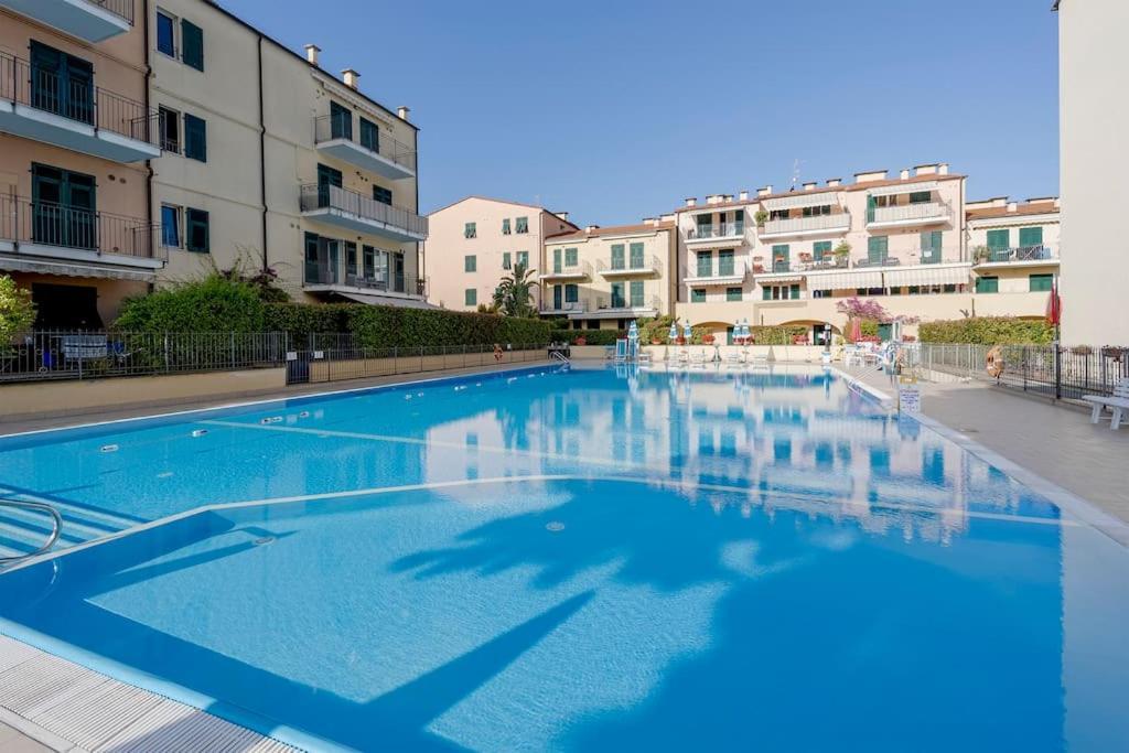 Fronte Mare-Piscina- Pista Ciclabile Daire Imperia Dış mekan fotoğraf